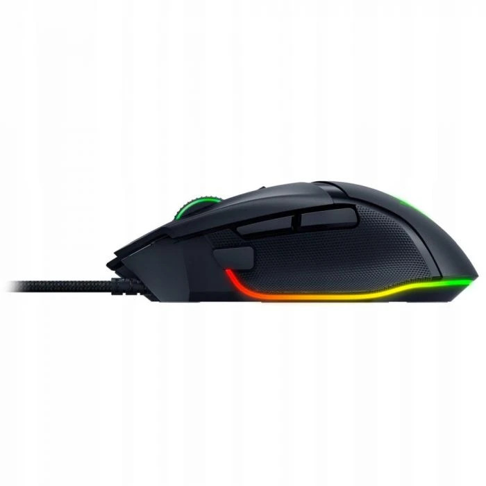 نمایی از بغل گیمینگ سیمدار مشکی Razer Basilisk V3 با لوگوی سبز Razer در مرکز بدنه و نورپردازی سبز اطراف چرخ اسکرول